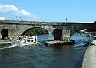 Die Steinerne Brücke in Regensburg : Fahrgastschiff